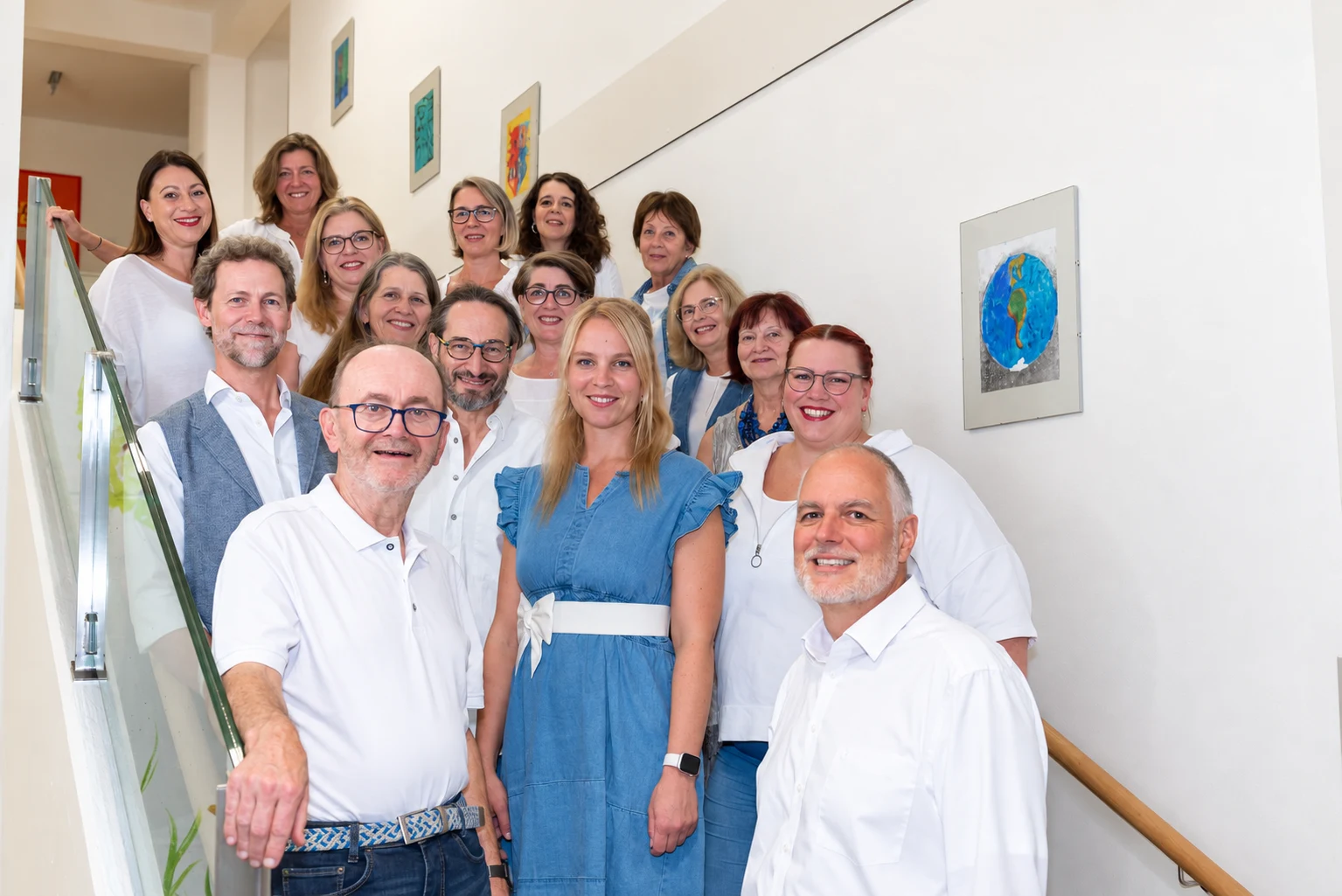 Sängerinnen und Sänger von Fancy Fair gemeinsam im hellen Treppenhaus