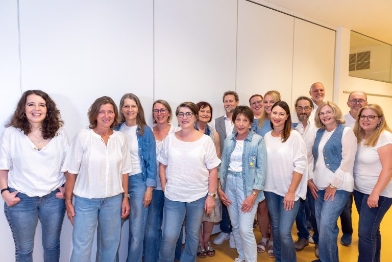 Die Sängerinnen und Sänger von Fancy Fair gemeinsam in weißer und blauer Kleidung